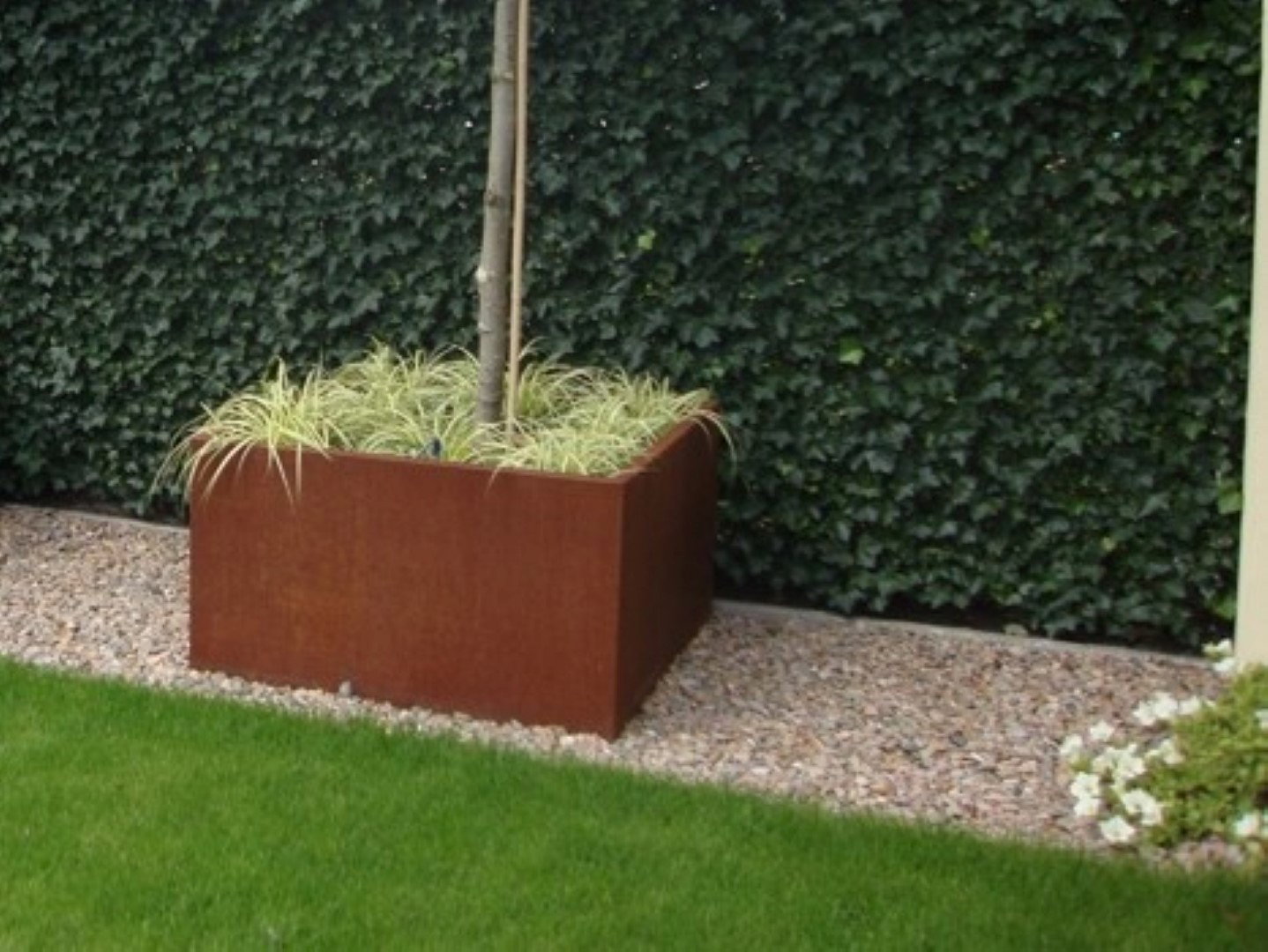 https://cdn.warentuin.nl/media/catalog/product/1/7/1706144561334247_geroba_plantenbak_plantenbak_artesa_roestkleurig_100x100x80_cm_bbf3.jpg