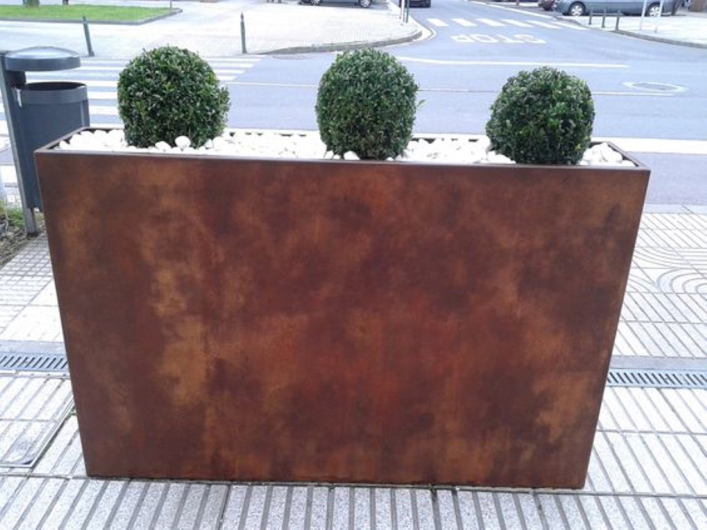 https://cdn.warentuin.nl/media/catalog/product/1/7/1706144561334250_geroba_plantenbak_plantenbak_artesa_roestkleurig_120x50x60_cm__ba97.jpg