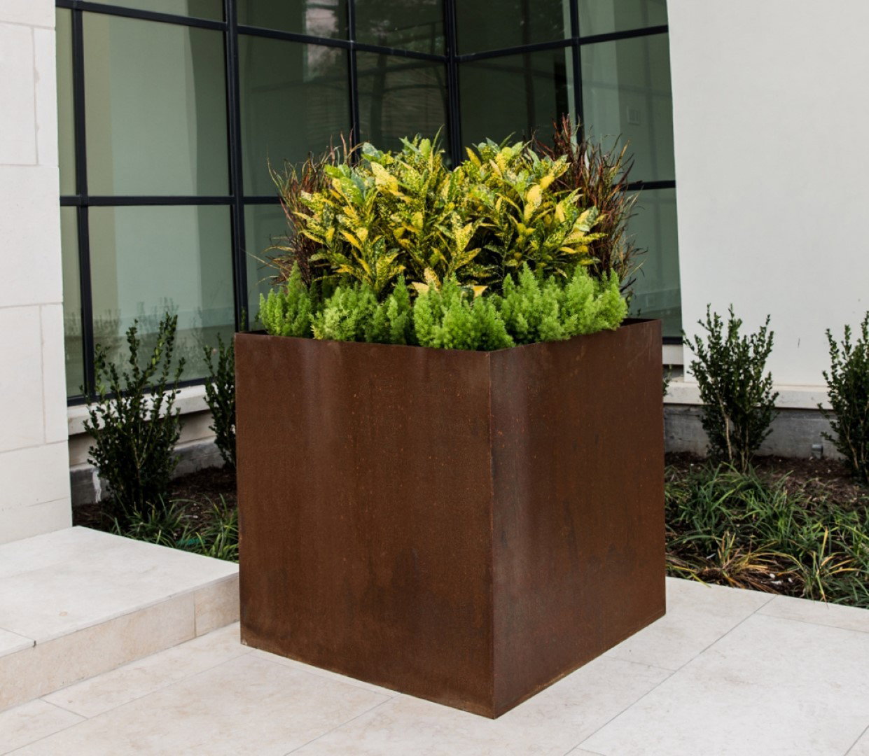 https://cdn.warentuin.nl/media/catalog/product/1/7/1706144561334263_geroba_plantenbak_plantenbak_quadra_roestkleurig_60x60x60_cm_g_2b8f.jpg