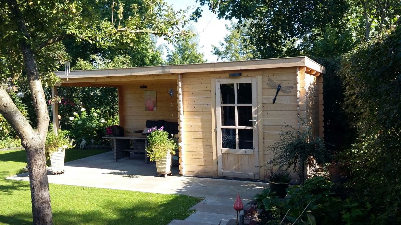 https://cdn.warentuin.nl/media/catalog/product/1/7/1706144561334508_2_blokhut_met_overkapping_els_550_cm_bij_300_cm_diep_lessenaar_8121.jpg