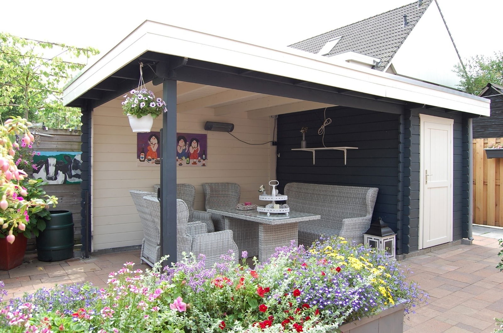 https://cdn.warentuin.nl/media/catalog/product/1/7/1706144561334734_2_blokhut_met_overkapping_lisa_550_cm_bij_250_cm_diep_plat_dak_7d76.jpg
