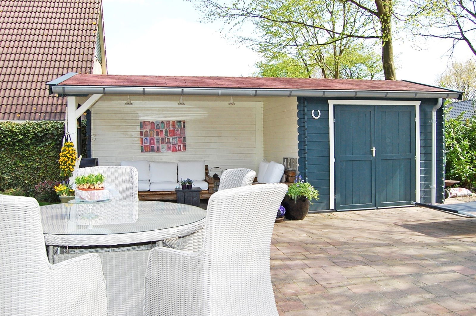 https://cdn.warentuin.nl/media/catalog/product/1/7/1706144561334836_2_blokhut_met_overkapping_fenna_600_cm_bij_200_cm_diep_zadelda_6f2f.jpg