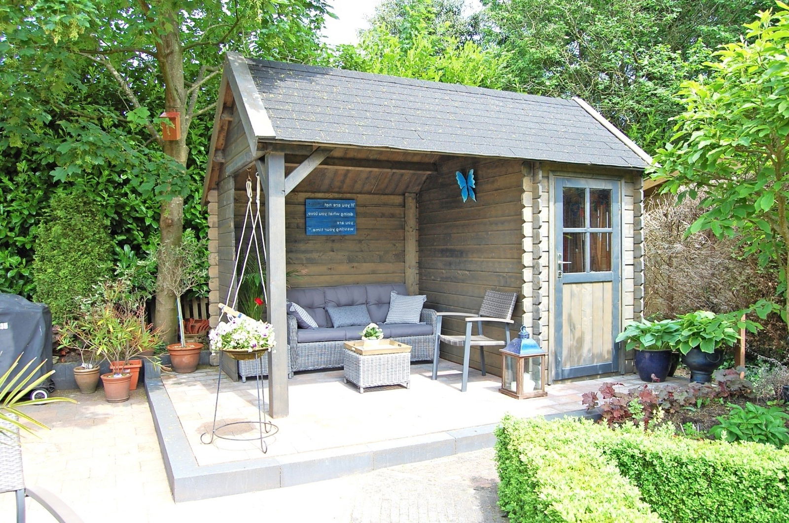 https://cdn.warentuin.nl/media/catalog/product/1/7/1706144561334946_2_blokhut_met_overkapping_michelle_400_cm_bij_250_cm_diep_kaps_ef1f.jpg