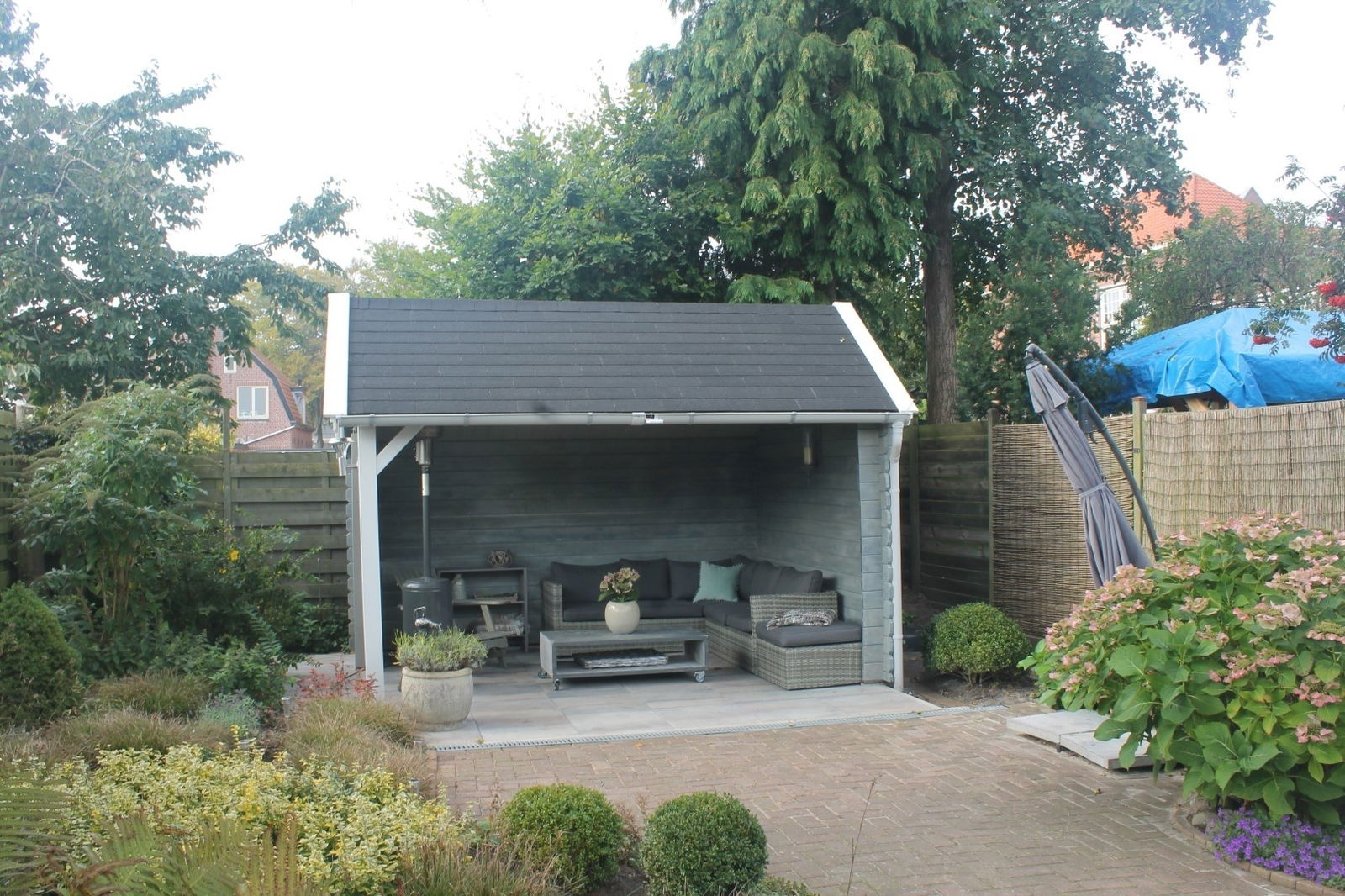 https://cdn.warentuin.nl/media/catalog/product/1/7/1706144561334970_2_overkapping_michelle_350_cm_bij_250_cm_diep_kapschuurdak_war_7496.jpg