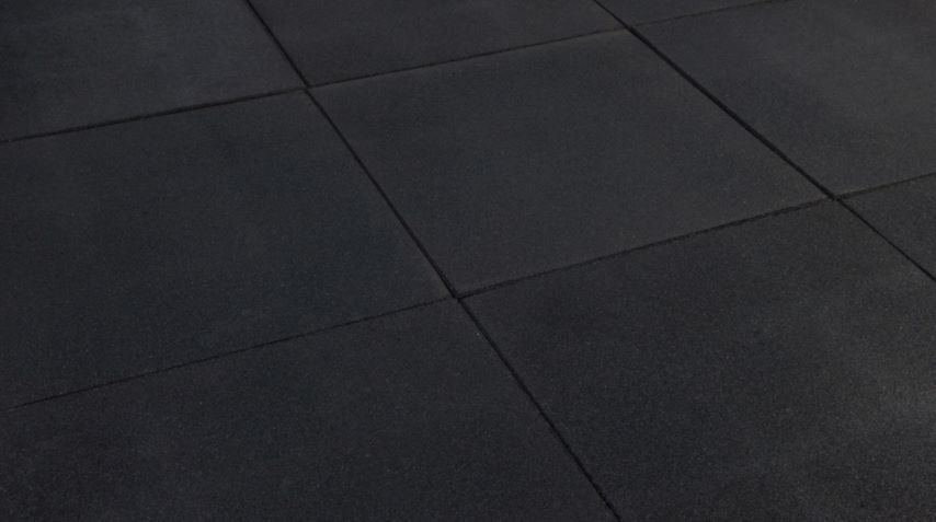 https://cdn.warentuin.nl/media/catalog/product/1/7/1708715815006759_tuindeco_speelaccessoires_rubbertegel_50x50x2_5cm_zwart_1_fe72.jpg