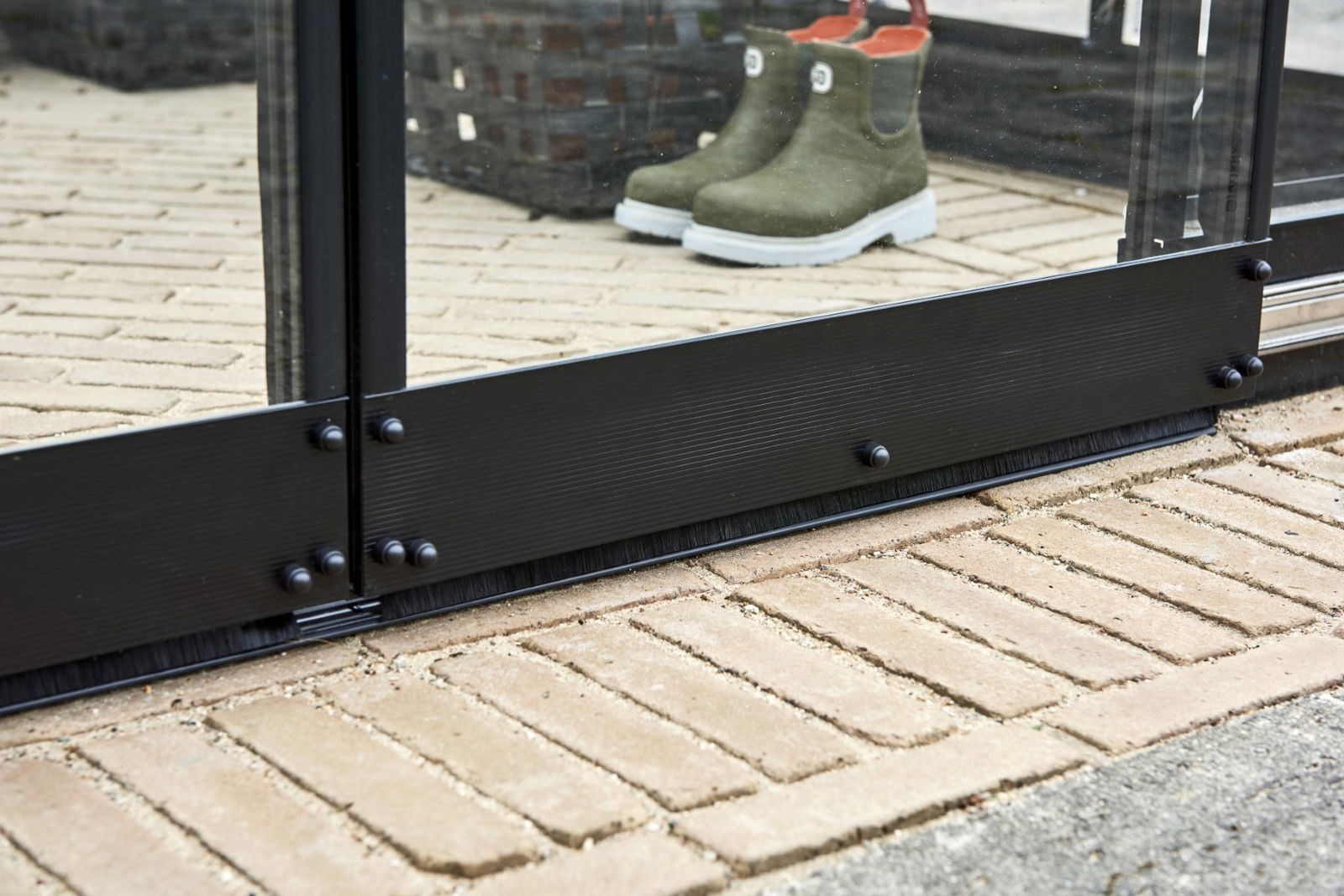 https://cdn.warentuin.nl/media/catalog/product/1/7/1708719214382254_6_halls_tuinkas_tuinkas_qube_128_zwart_gecoat_van_veiligheidsg_a4c8.jpg