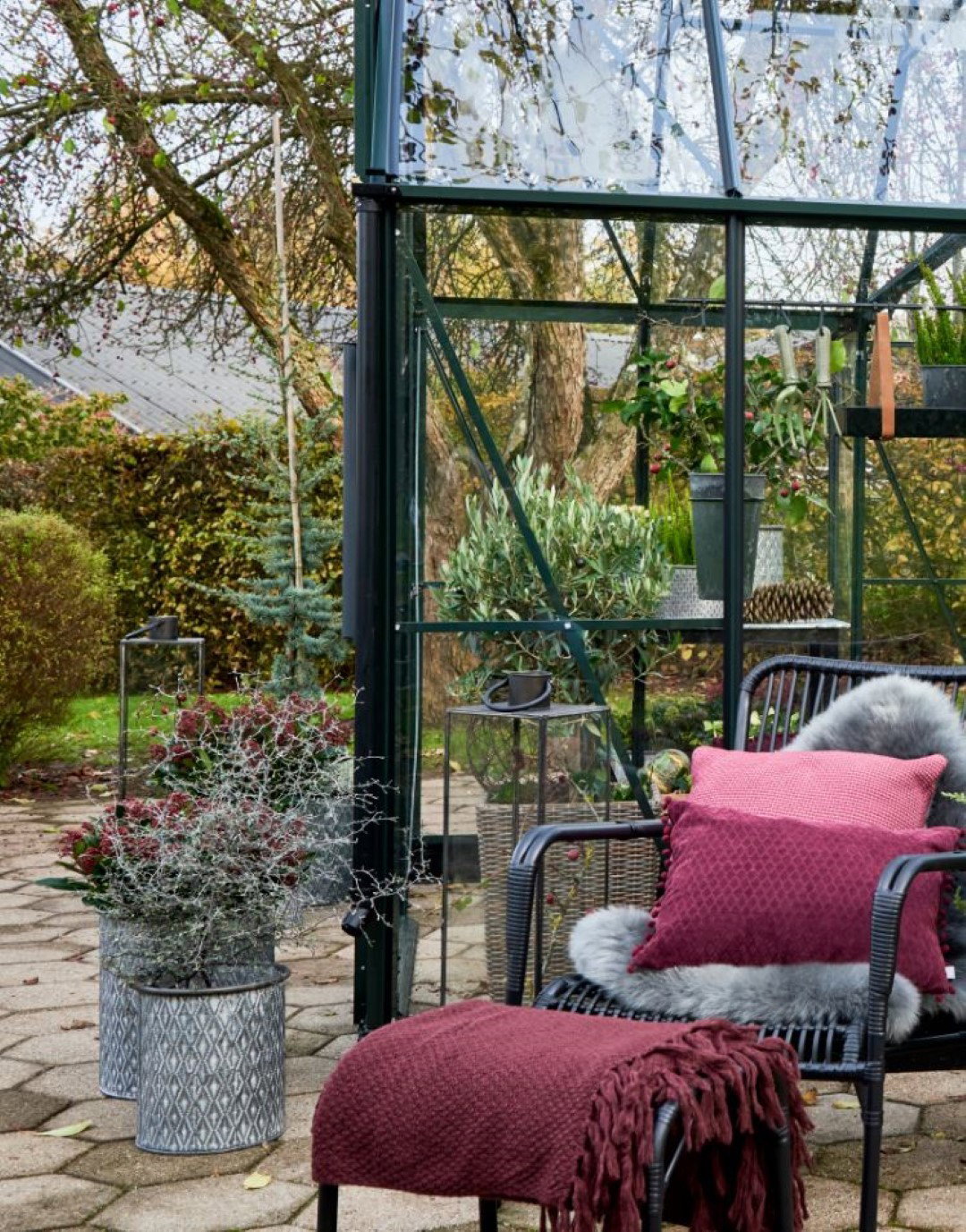 https://cdn.warentuin.nl/media/catalog/product/1/7/1708719214382377_halls_accessoire_regenpijpen_garden_room_zwart_met_2_gootzijde_359f.jpg