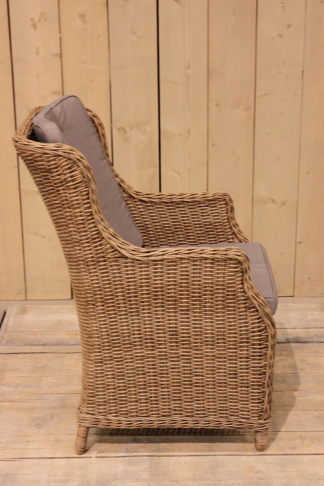 https://cdn.warentuin.nl/media/catalog/product/1/7/1711143000103196_2_eurofleur_aanbieding_tuinmeubel_darwin_stoel_rattan_grey_eur_1eb5.jpg