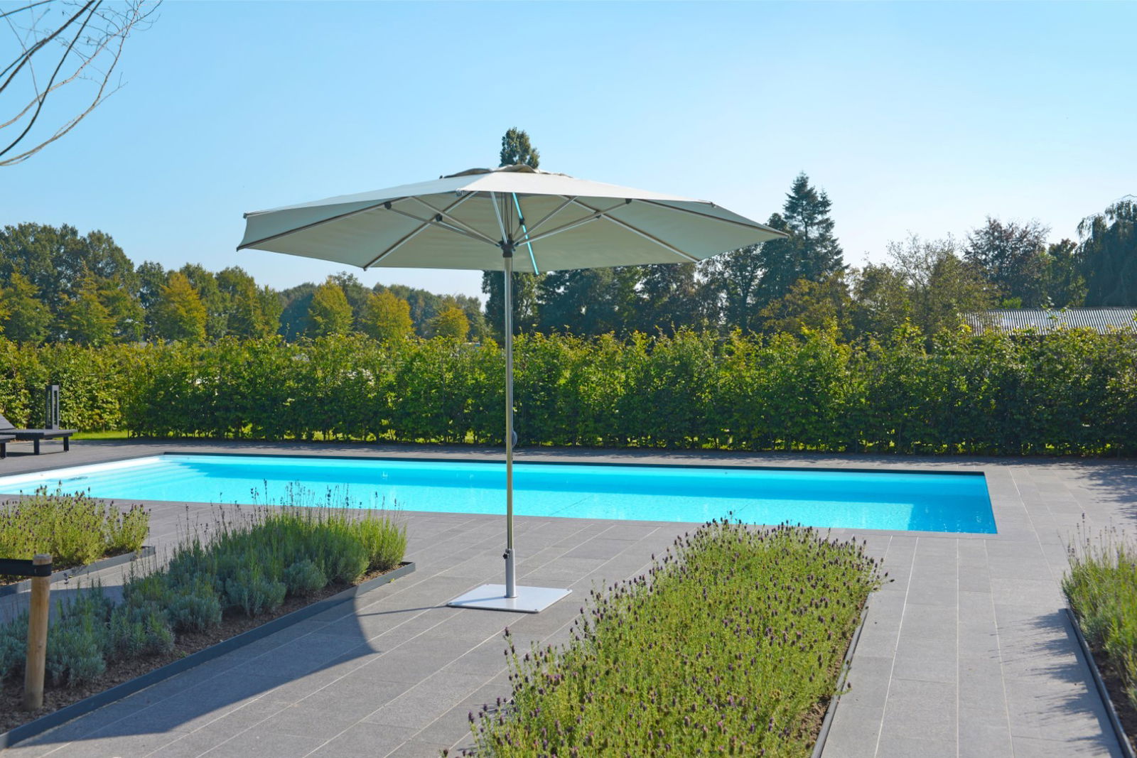 https://cdn.warentuin.nl/media/catalog/product/1/7/1718716839917168_borek_parasol_stokparasol_detroit_o350_cm_wit_borek_179f.jpg