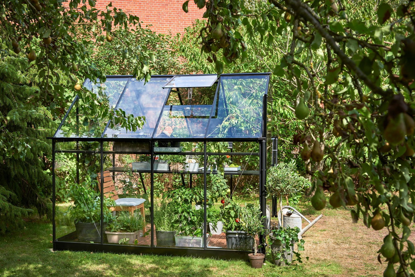 https://cdn.warentuin.nl/media/catalog/product/1/7/1718719214381677_2_halls_tuinkas_qube_86_zwart_gecoat_veiligheidsglas_3_mm_hall_0dd5.jpg