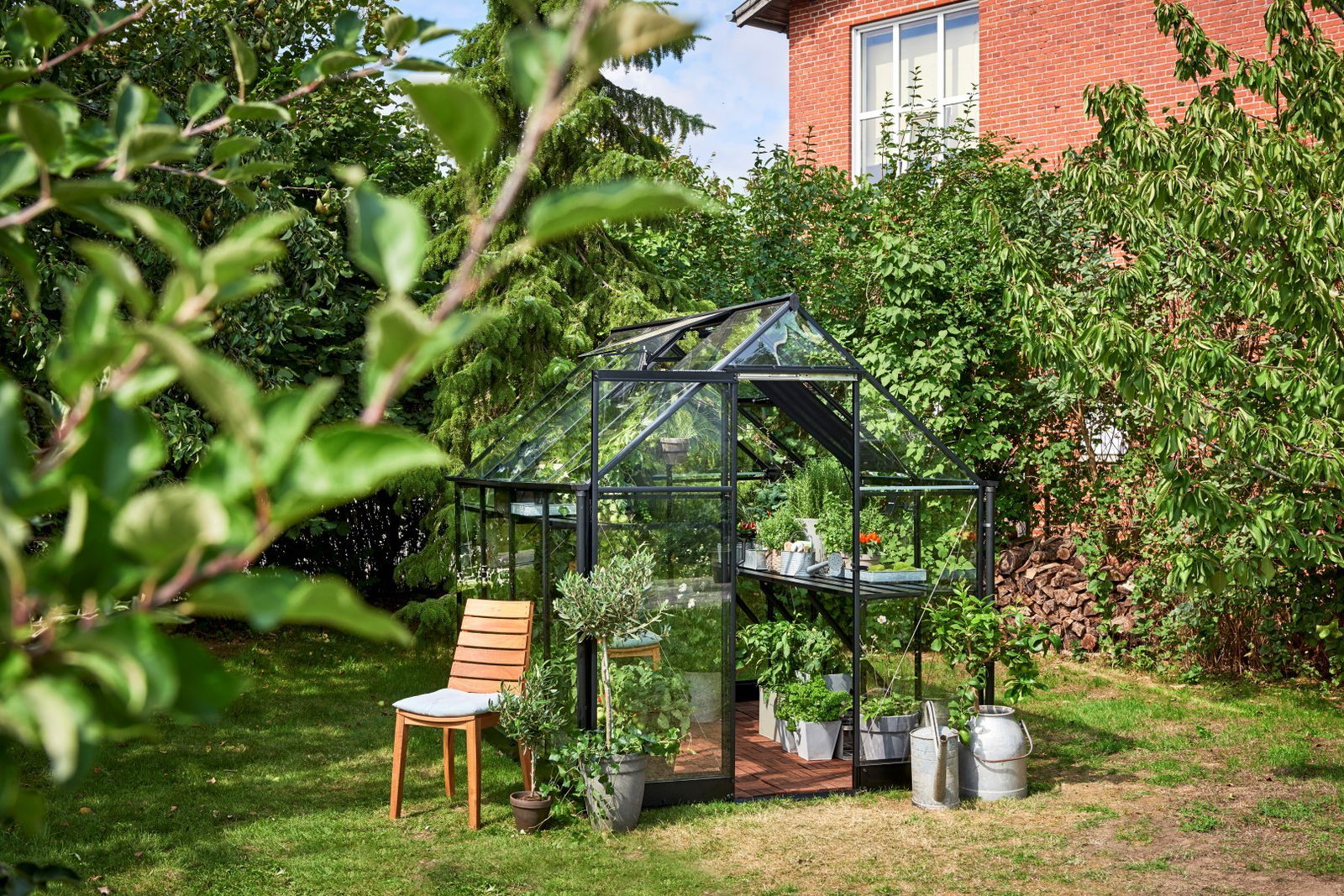 https://cdn.warentuin.nl/media/catalog/product/1/7/1718719214381677_halls_tuinkas_qube_86_zwart_gecoat_veiligheidsglas_3_mm_halls_5f76.jpg
