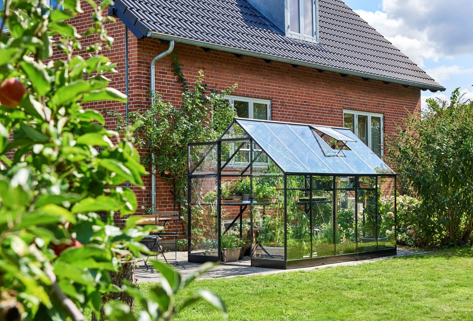 https://cdn.warentuin.nl/media/catalog/product/1/7/1718719214381684_2_halls_tuinkas_qube_106_zwart_gecoat_veiligheidsglas_3_mm_hal_657e.jpg