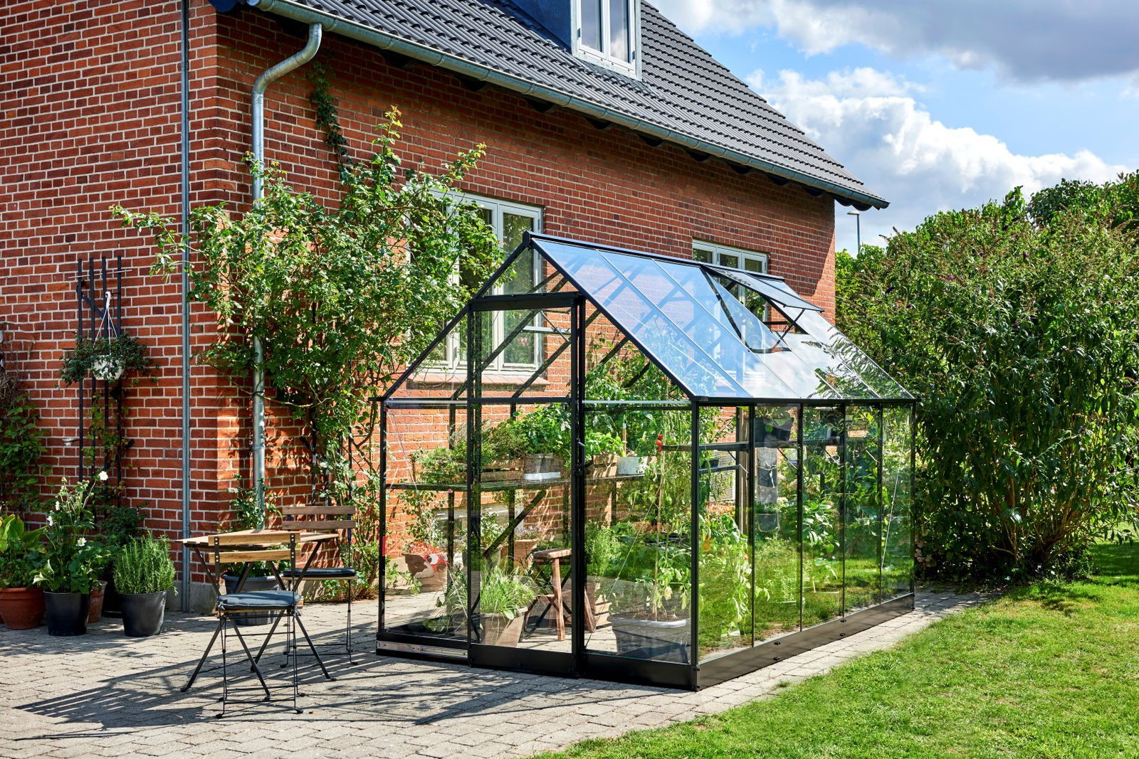 https://cdn.warentuin.nl/media/catalog/product/1/7/1718719214381684_halls_tuinkas_qube_106_zwart_gecoat_veiligheidsglas_3_mm_halls_ccde.jpg