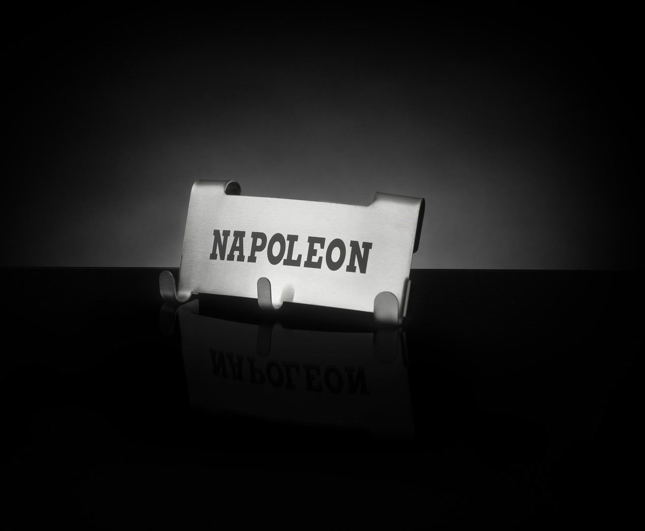 https://cdn.warentuin.nl/media/catalog/product/1/7/1770629162551009_2_napoleon_grills_accessoire_bestekhouder_voor_nk22ck_l_1_en_p_465e.jpg