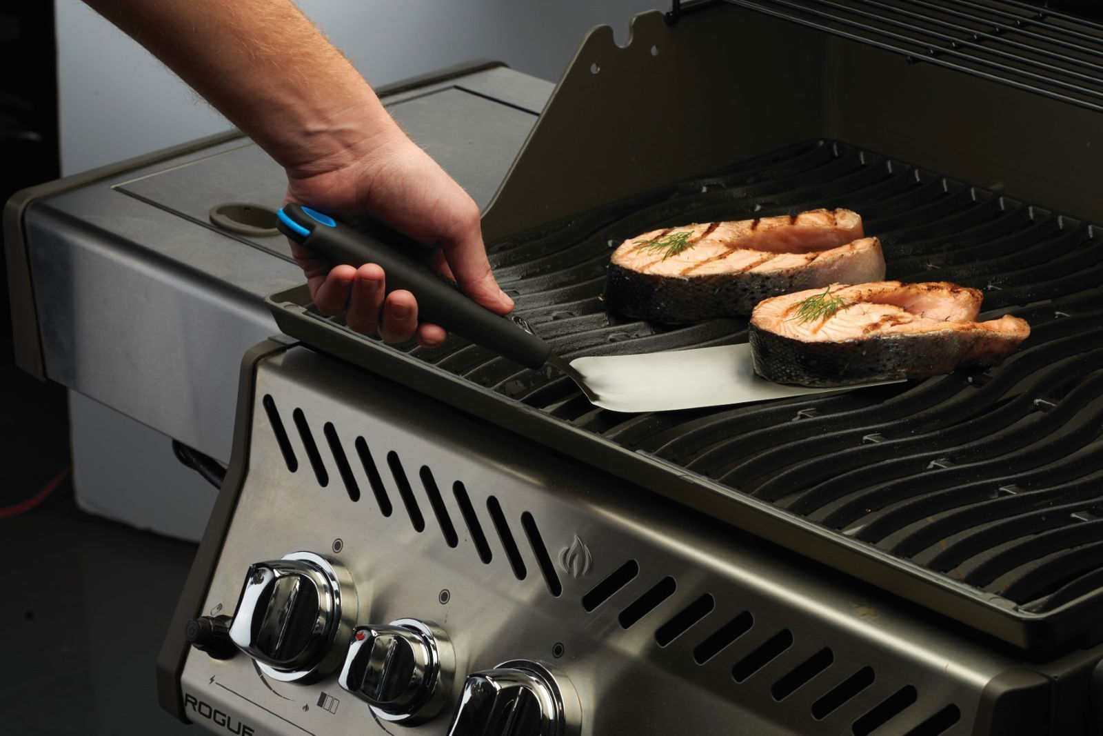 https://cdn.warentuin.nl/media/catalog/product/1/7/1770629162700407_2_napoleon_grills_accessoire_flexibele_spatel_napoleon_grills_51e1.jpg
