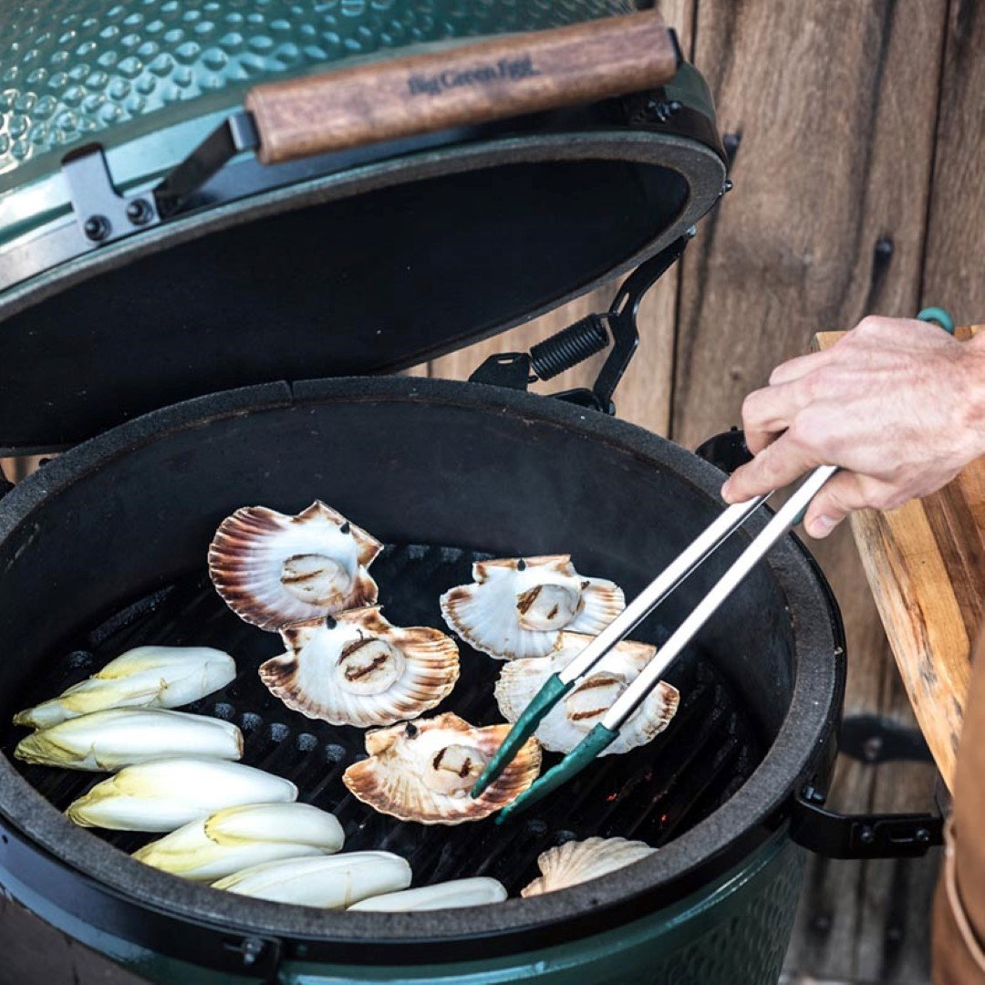 https://cdn.warentuin.nl/media/catalog/product/1/7/1770665719116857_2_big_green_egg_tang_big_green_egg_silicoontoppen_tang_30_cm_256c.jpg