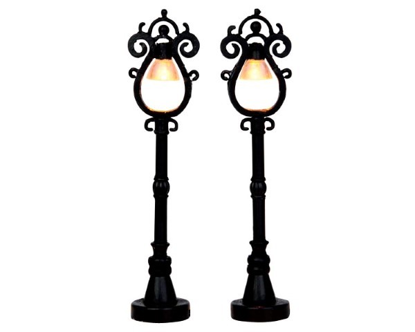 https://cdn.warentuin.nl/media/catalog/product/1/7/1770728162447579_lemax_caddington_village_kersthuisje_parisian_street_lamp_4_5v_7637.jpg