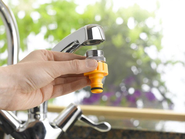 https://cdn.warentuin.nl/media/catalog/product/1/7/1775010646051941_2_hozelock_koppelstuk_kraanstuk_3_4_met_verloopring_24_mm_buit_92db.jpg