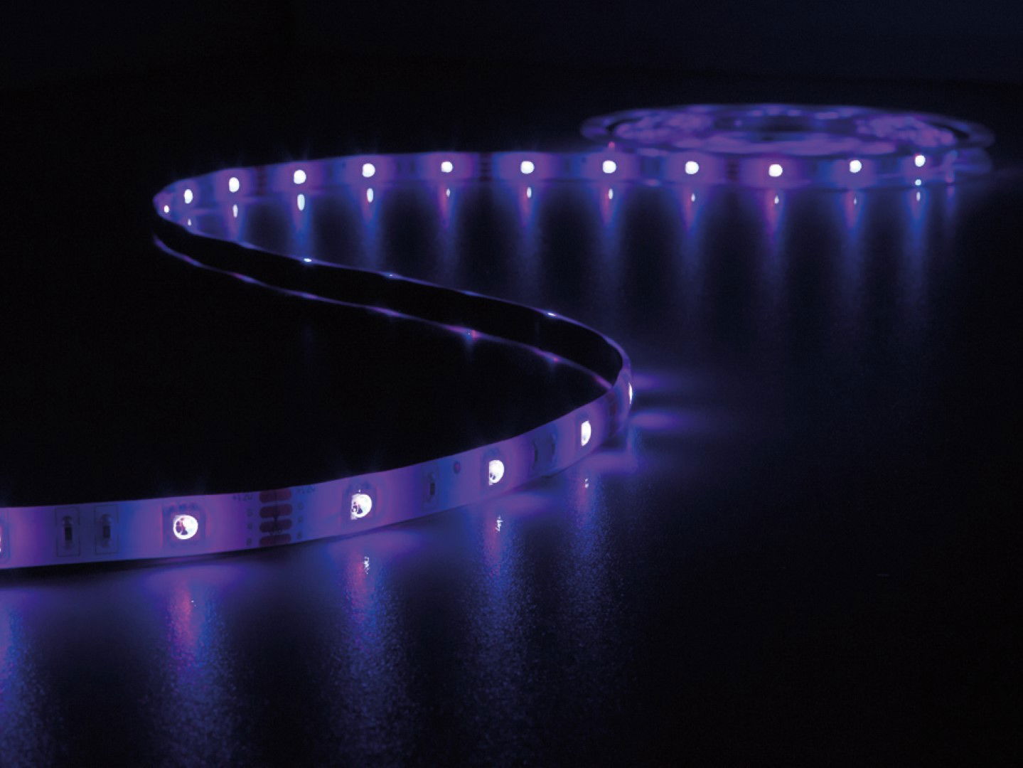 https://cdn.warentuin.nl/media/catalog/product/1/7/1775410329583453_vellight_ledstripkits_kit_met_muziekgestuurde_led_strip_contro_9ac2.jpg