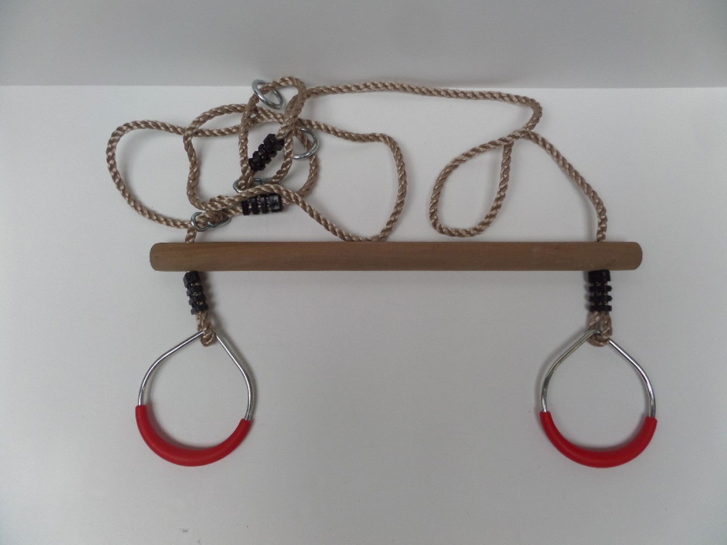 https://cdn.warentuin.nl/media/catalog/product/1/7/1775420013802241_hermic_speeltoestellen_trapeze_hout_met_ringen_metaal_diam_3_5_5271.jpg