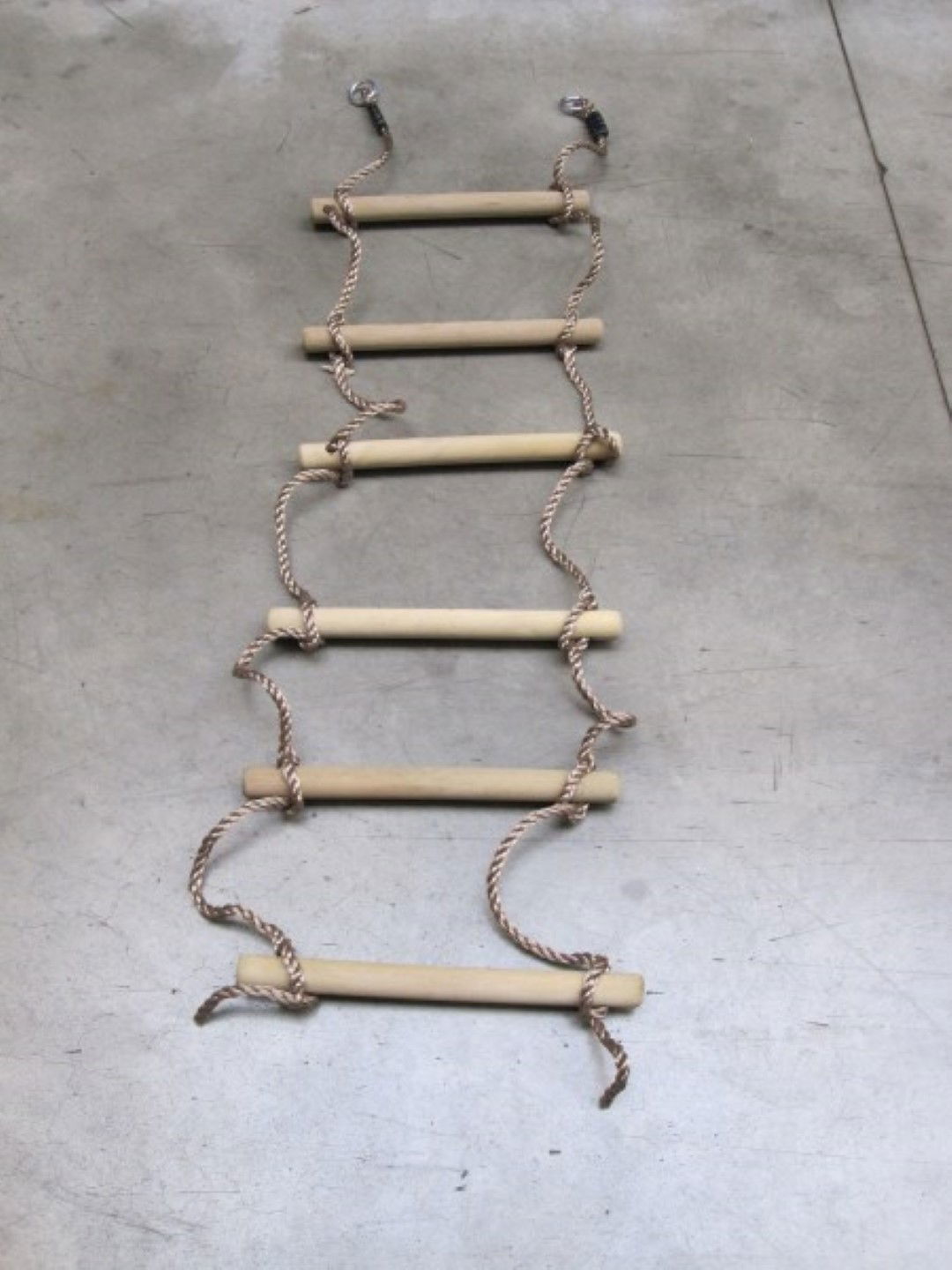 https://cdn.warentuin.nl/media/catalog/product/1/7/1775420013802265_hermic_speeltoestellen_touwladder_met_6_sporten_diam_3_5x40_cm_bac7.jpg