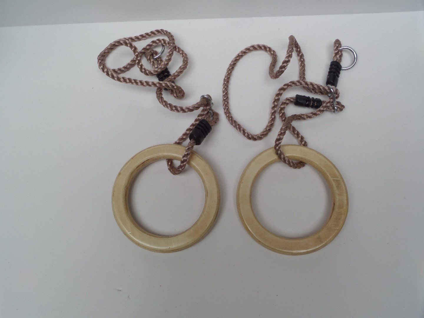https://cdn.warentuin.nl/media/catalog/product/1/7/1775420013805228_hermic_speeltoestellen_ringen_in_hout_diam_145x25_mm_pp_touw_h_562a.jpg