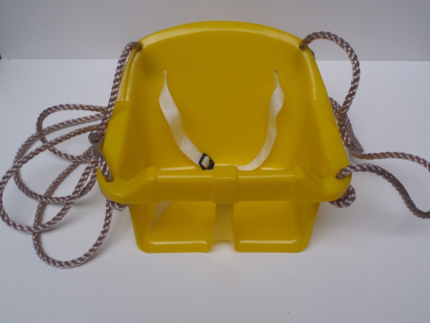https://cdn.warentuin.nl/media/catalog/product/1/7/1775420013808694_hermic_speeltoestellen_baby_schommelzitje_in_kunststof_32x32x2_335d.jpg