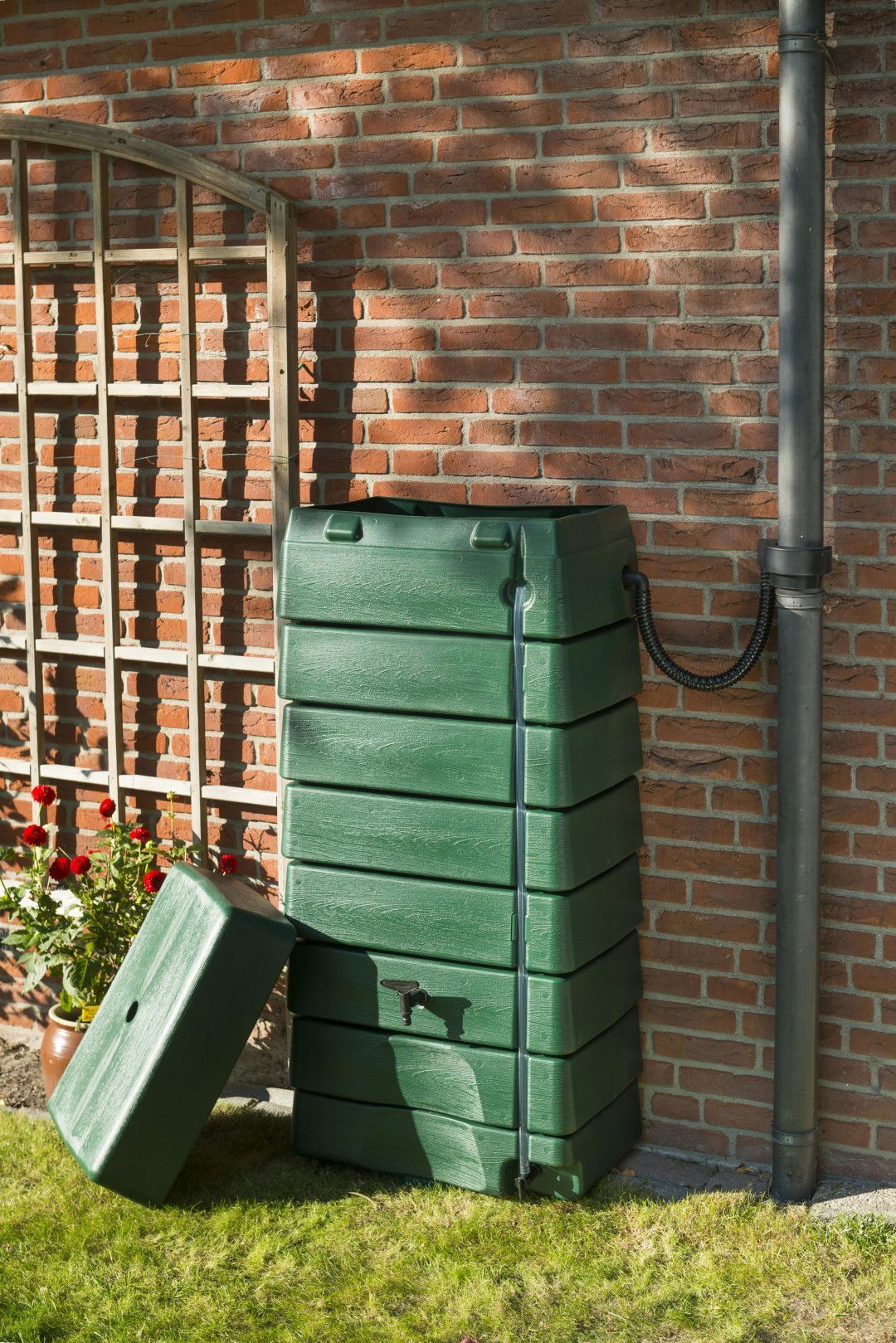 https://cdn.warentuin.nl/media/catalog/product/1/7/1778711338714355_4_nature_regentank_nature_regentank_kunststof_groen_320_liter__e5d7.jpg
