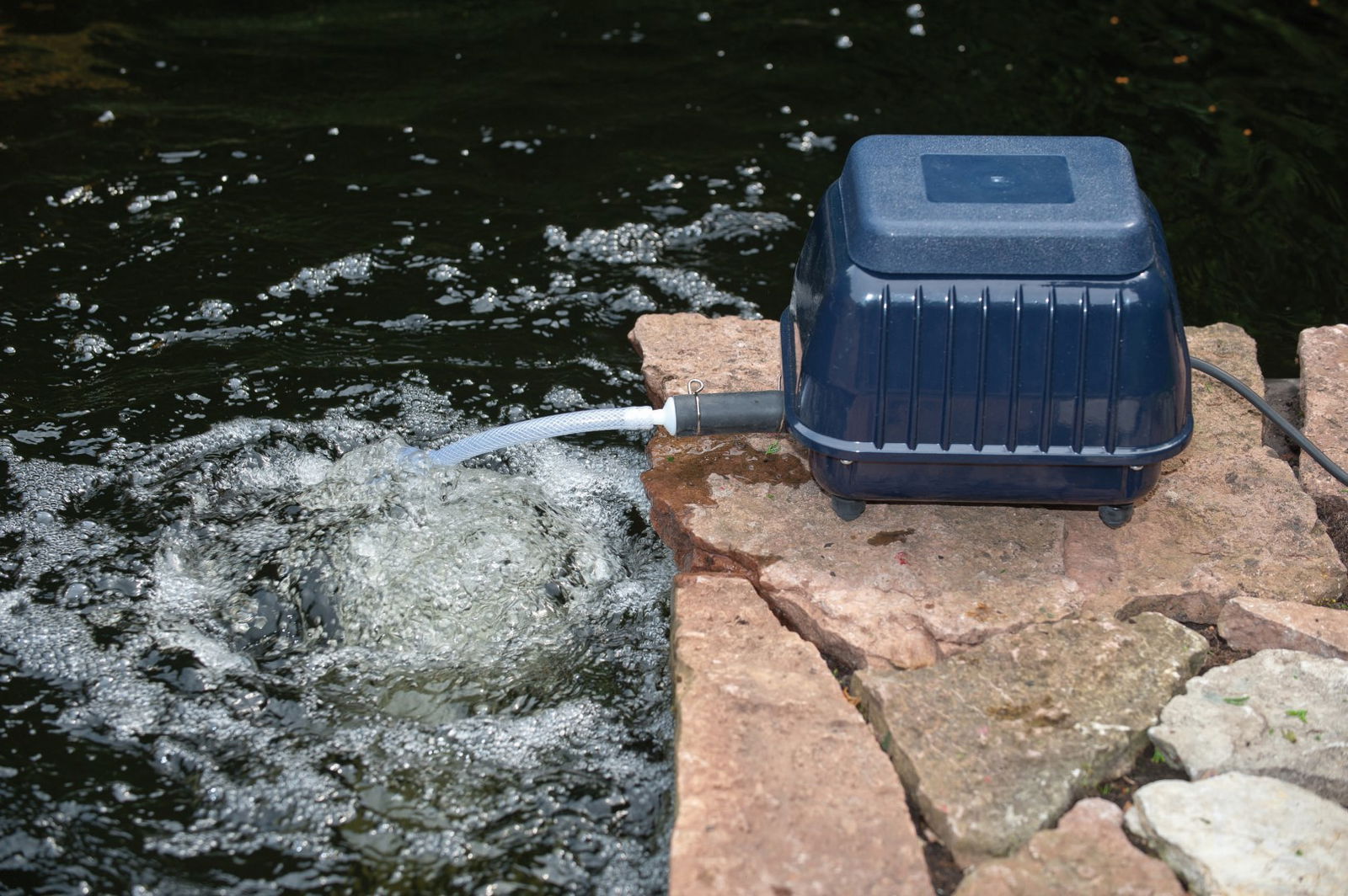 https://cdn.warentuin.nl/media/catalog/product/1/7/1778711465513289_2_ubbink_pompen_air_4000_outdoor_3_fe8d.jpg