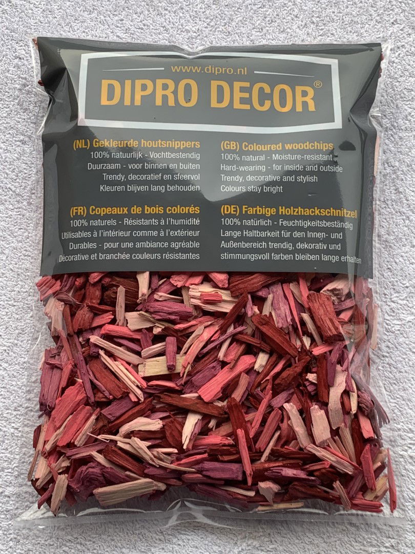https://cdn.warentuin.nl/media/catalog/product/1/7/1778716288003146_dipro_decor_houtsnippers_houtsnippers_1_l_roze_rood_dipro_deco_4bfd.JPG