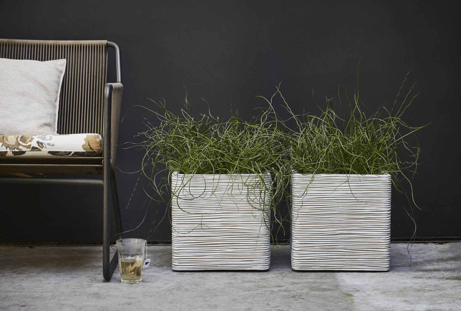 https://cdn.warentuin.nl/media/catalog/product/1/7/1778716443061684_2_capi_europe_potterie_pot_vierkant_rib_nl_40x40x40_ivoor_capi_301e.jpg