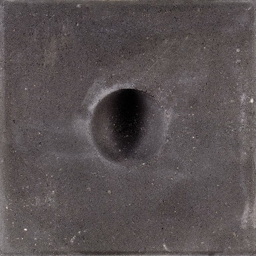 https://cdn.warentuin.nl/media/catalog/product/1/7/1778718247595945_gardenlux_rubberen_tegels_knikkerpottegel_zwart_30x30x4_cm_f932.jpg