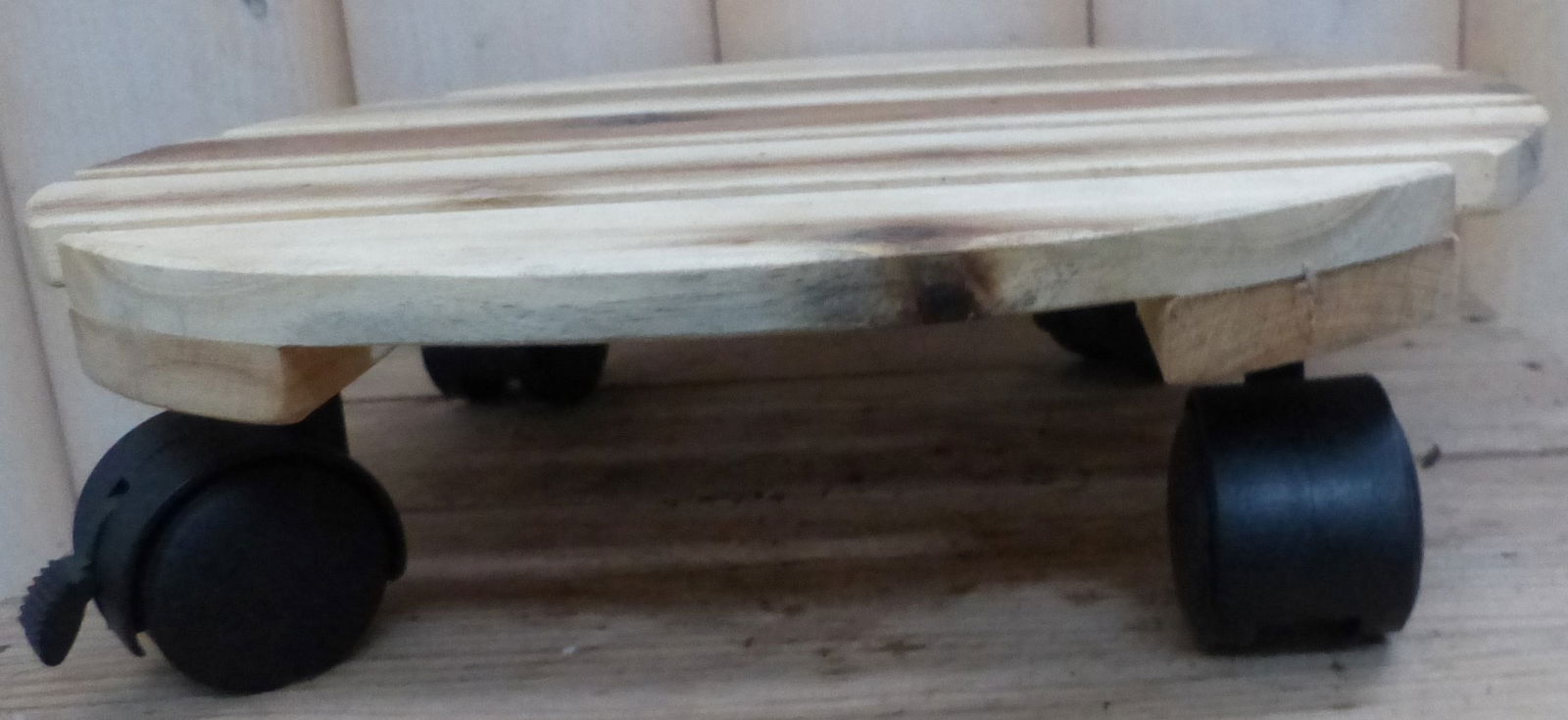 https://cdn.warentuin.nl/media/catalog/product/1/8/1885146325478935_2_warentuin_natuurlijk_budgetartikelen_houten_trolly_rond_plas_f9f4.jpg