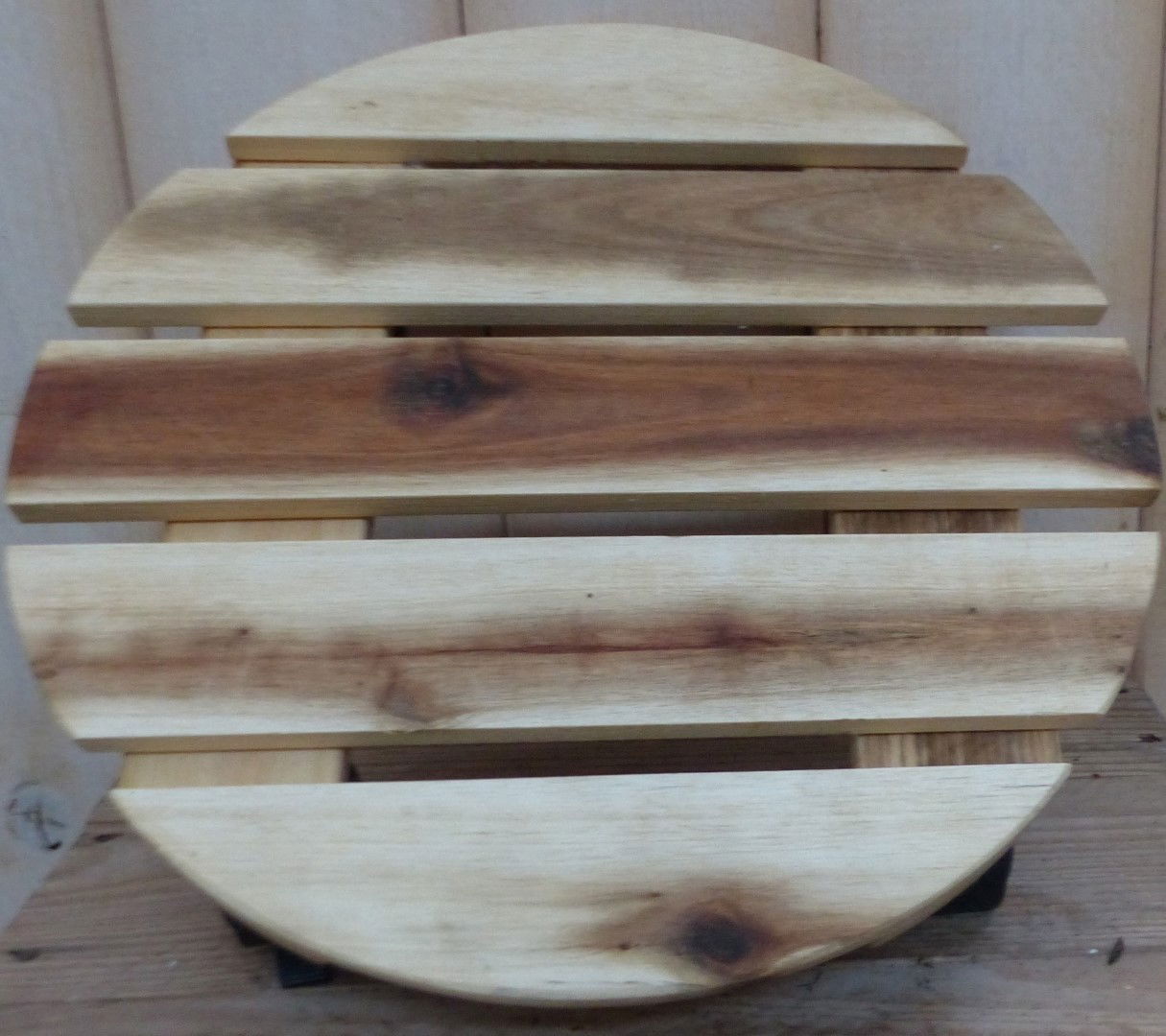 https://cdn.warentuin.nl/media/catalog/product/1/8/1885146325478935_warentuin_natuurlijk_budgetartikelen_houten_trolly_rond_plasti_3007.jpg
