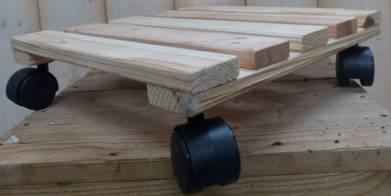 https://cdn.warentuin.nl/media/catalog/product/1/8/1885146325478936_2_warentuin_natuurlijk_budgetartikelen_houten_trolly_vierkant__472d.jpg