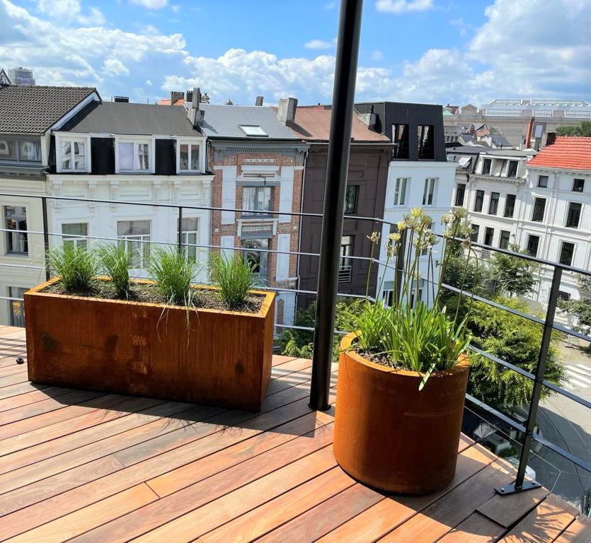 https://cdn.warentuin.nl/media/catalog/product/D/R/DROP5404033105810_01_geroba_plantenbakken_cortenstaal_artesa_rechthoekige_plant_70e2.jpeg