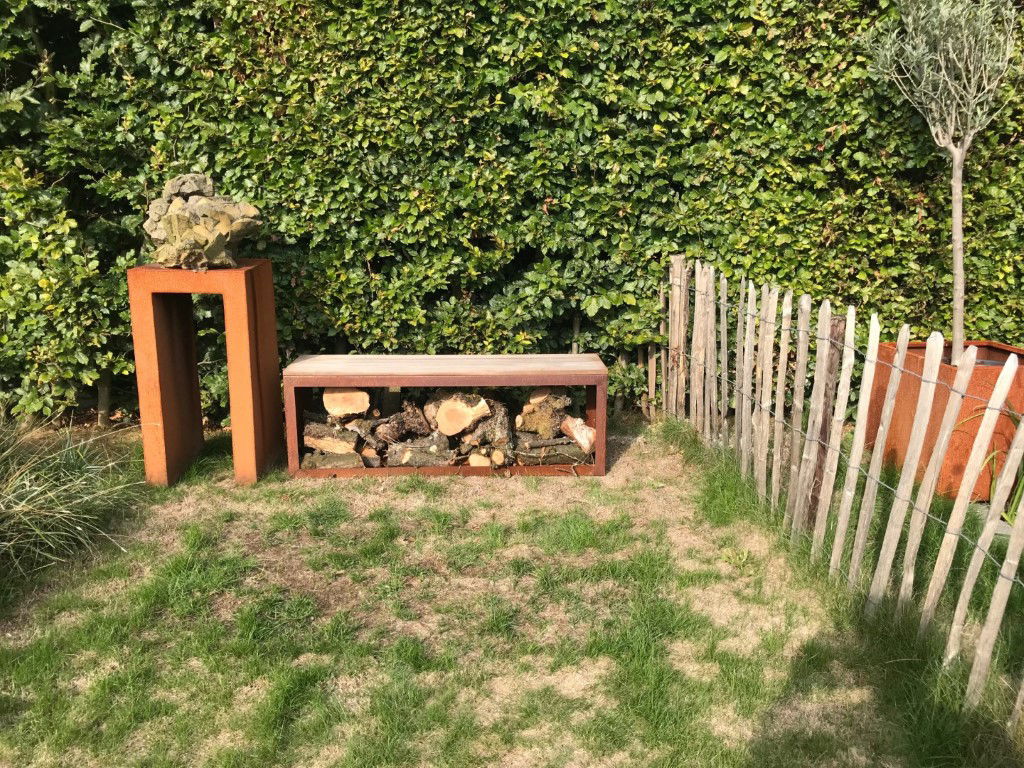 https://cdn.warentuin.nl/media/catalog/product/D/R/DROP5404033107814_01_geroba_houtopslagen_egura_cortenstaal_houtopslag_met_bank__584d.JPG