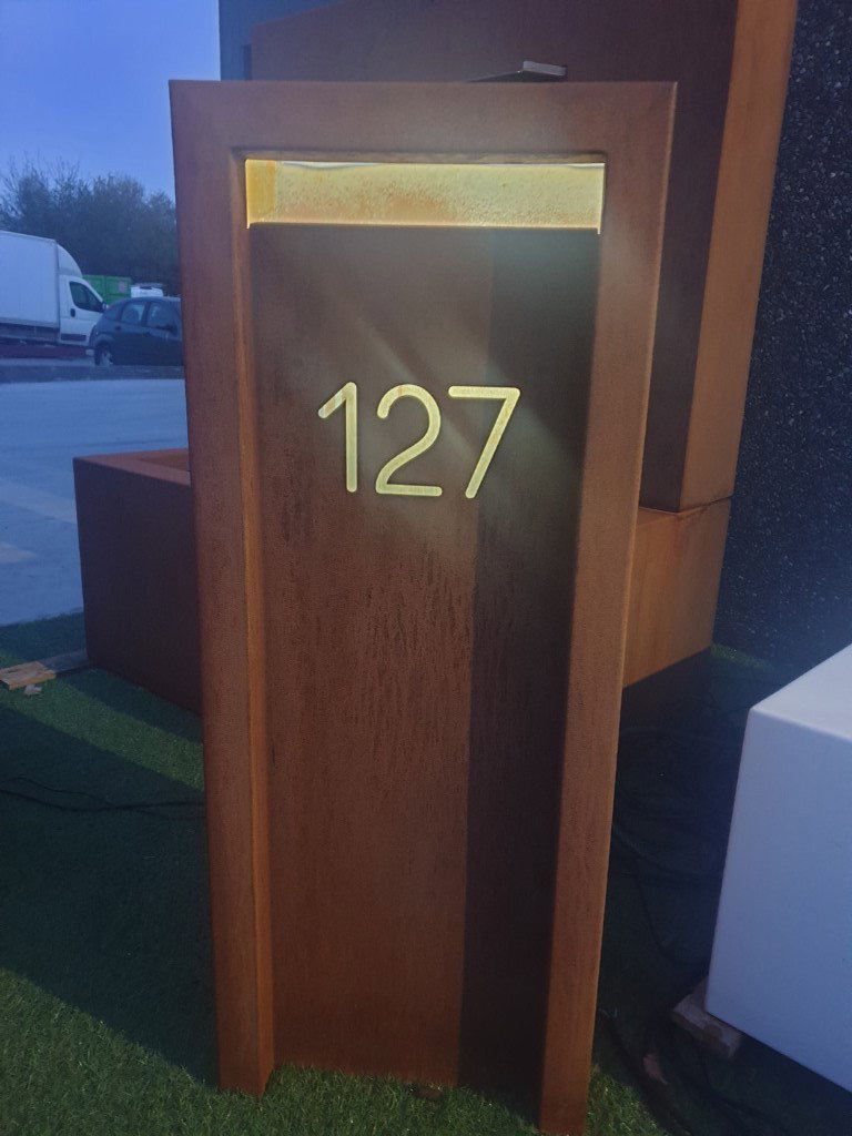 https://cdn.warentuin.nl/media/catalog/product/D/R/DROP5404033108880_geroba_brievenbussen_voorzien_van_led_achter_huisnummer_gerob_5169.jpg