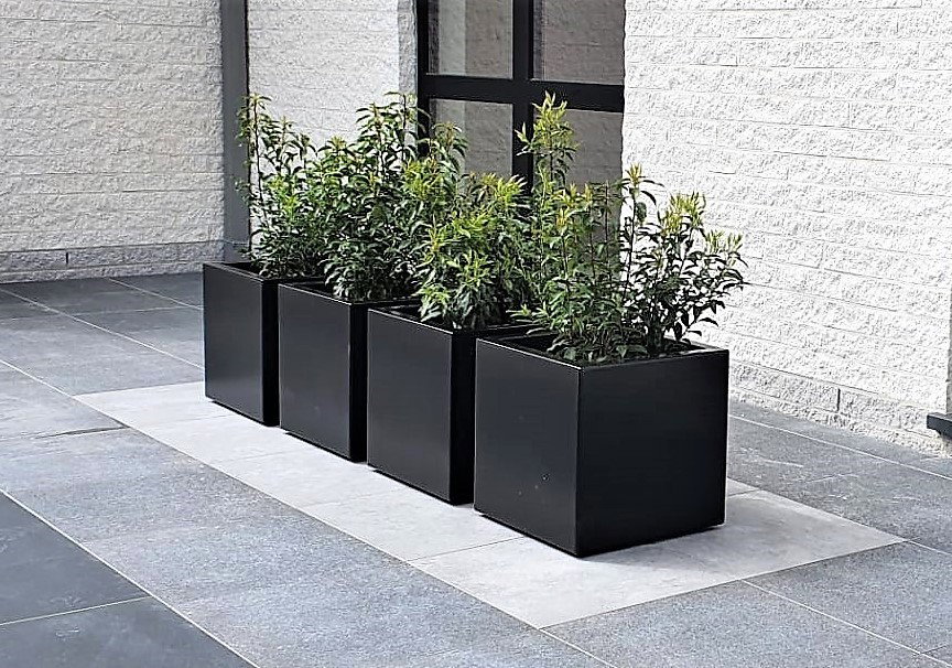 https://cdn.warentuin.nl/media/catalog/product/D/R/DROP5404033109122_01_geroba_plantenbakken_aluminium_quadrus_vierkante_aluminium_8081.jpg
