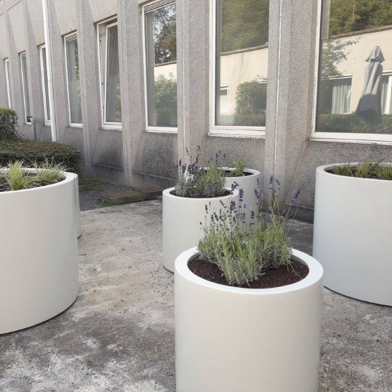 https://cdn.warentuin.nl/media/catalog/product/D/R/DROP5404033109917_01_geroba_plantenbakken_aluminium_rondus_ronde_aluminium_plan_f12e.png