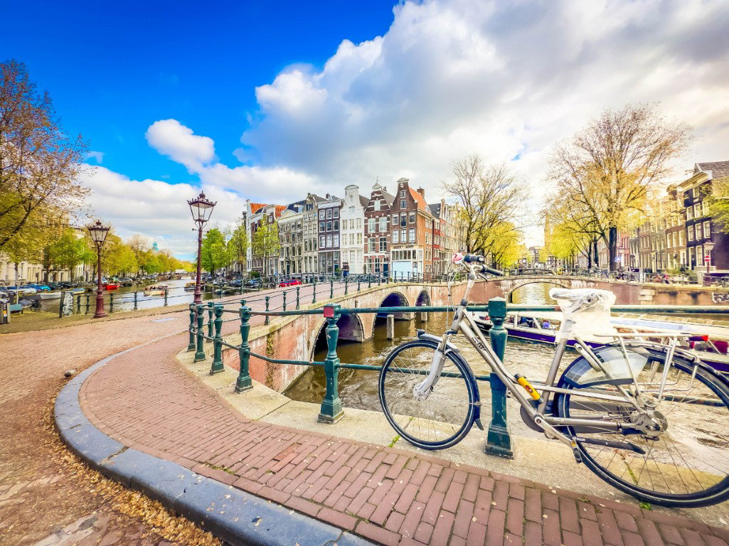 Amsterdamse gracht met fietsen 130x70 cm tuinposter banner VGDesign - Vgdesign