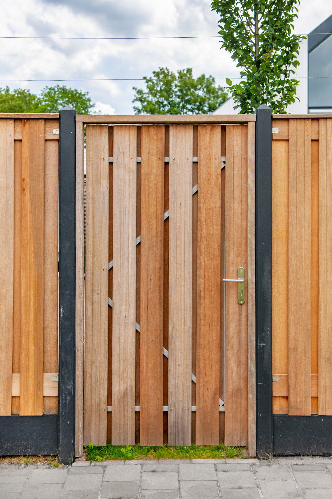 https://cdn.warentuin.nl/media/catalog/product/D/R/DROP8715815005059_tuindeur_privacy_hardhout_120_cm_tuindeco_6aa3.jpg