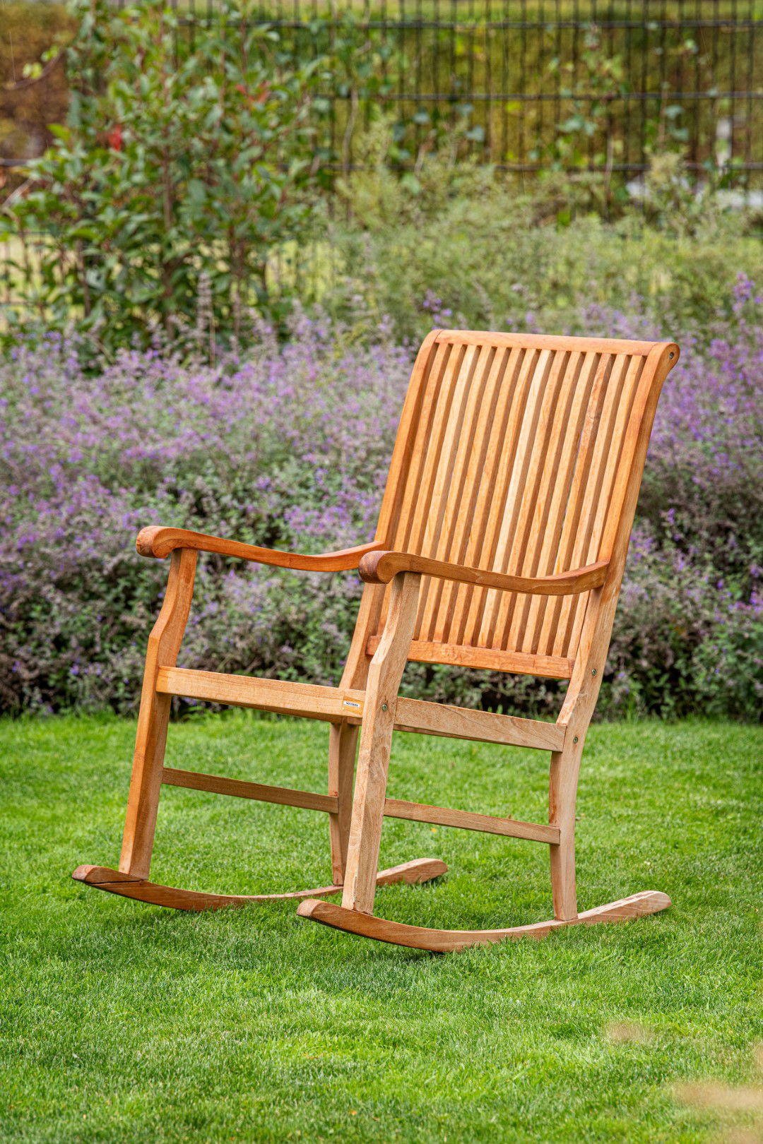 https://cdn.warentuin.nl/media/catalog/product/D/R/DROP8715815018721_01_teak_schommelstoel_tuindeco_1dc6.jpg