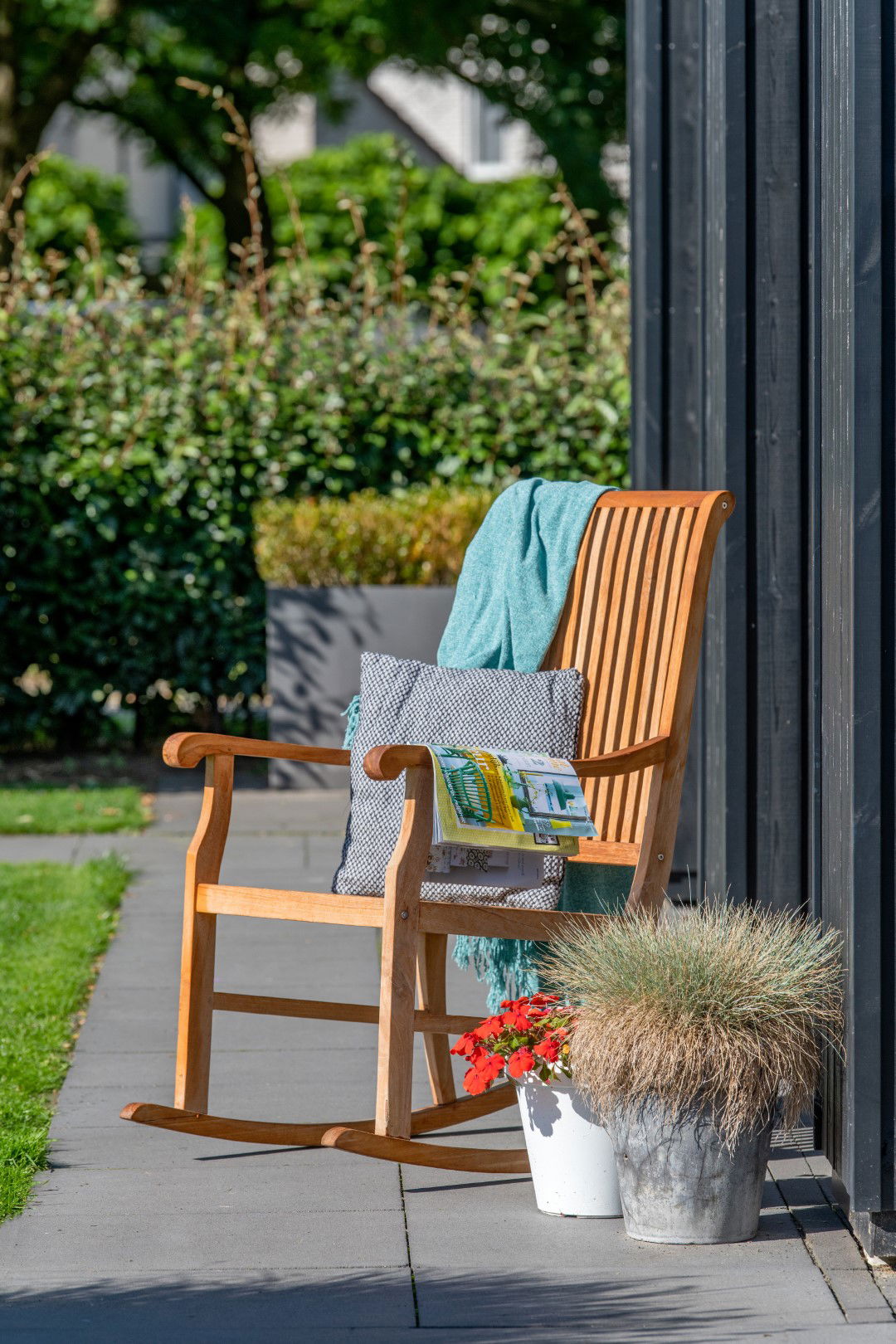 https://cdn.warentuin.nl/media/catalog/product/D/R/DROP8715815018721_teak_schommelstoel_tuindeco_5d9b.jpg
