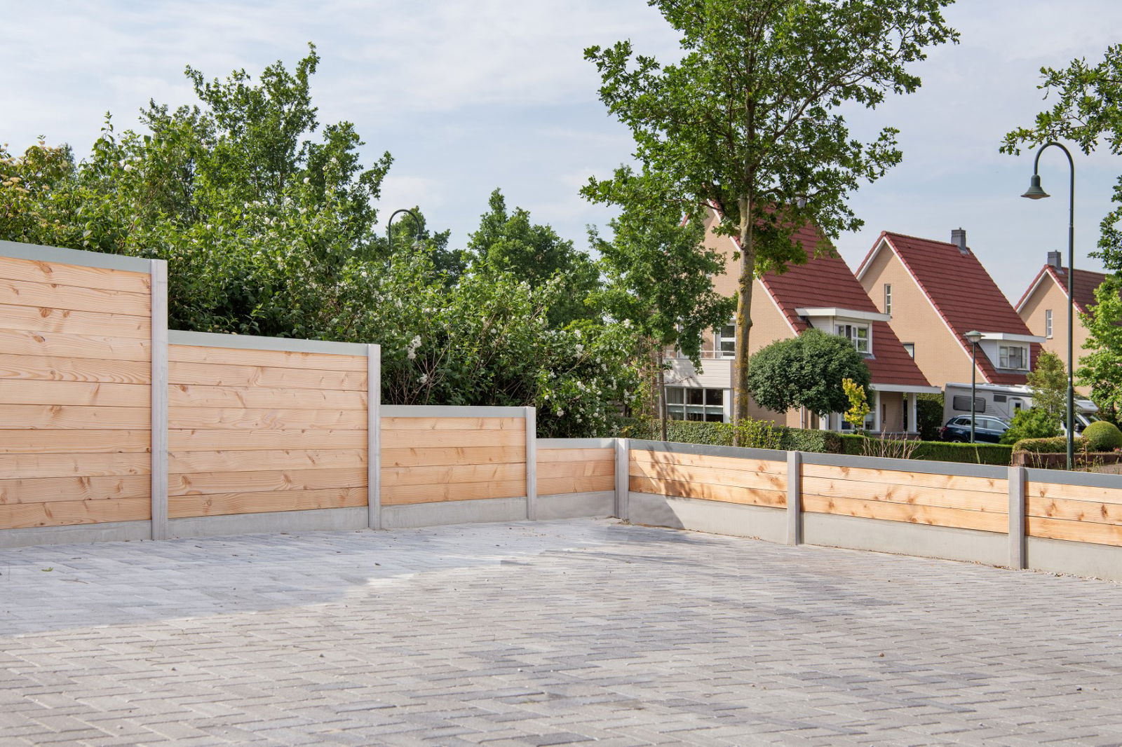 https://cdn.warentuin.nl/media/catalog/product/D/R/DROP8715815117288_01_berton_sleufpaal_zaan_wit_grijs_hoekmodel_275_tuindeco_8c1f.jpg