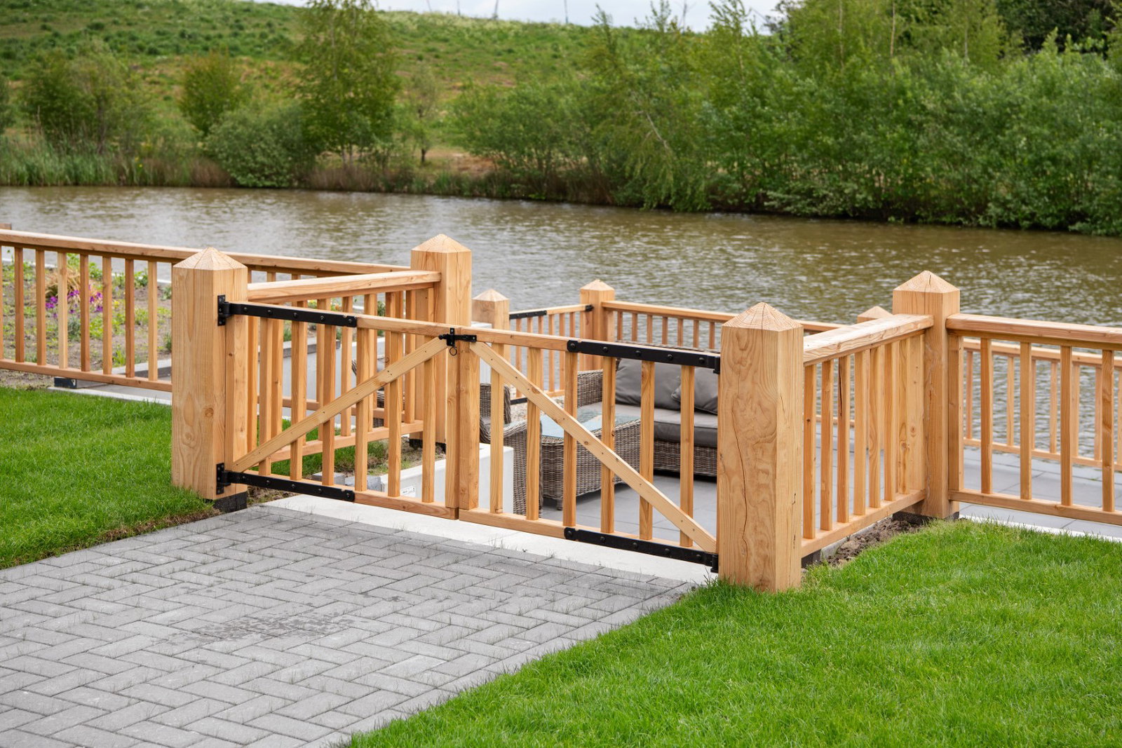 https://cdn.warentuin.nl/media/catalog/product/D/R/DROP8715815405583_01_paal_douglas_20_0x20_0x400_cm_tuindeco_c505.jpg