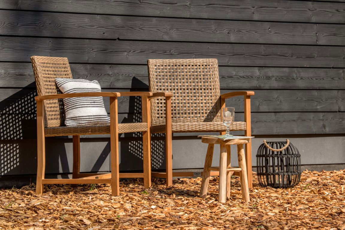https://cdn.warentuin.nl/media/catalog/product/D/R/DROP8715815417173_teak_tuinstoel_blitar_set_van_2_stoelen_tuindeco_955e.jpg