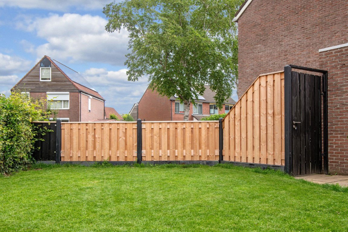 https://cdn.warentuin.nl/media/catalog/product/D/R/DROP8715815417333_tuindeur_privacy_grenen_zwart_120_cm_tuindeco_c3f9.jpg