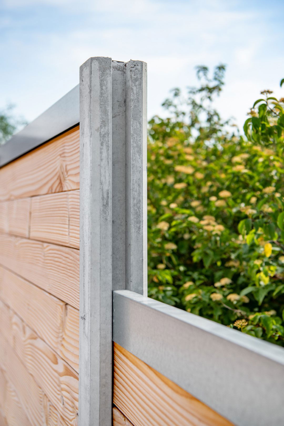 https://cdn.warentuin.nl/media/catalog/product/D/R/DROP8715815502121_berton_sleufpaal_zaan_wit_grijs_tussenmodel_275_cm_tuindeco_ae52.jpg