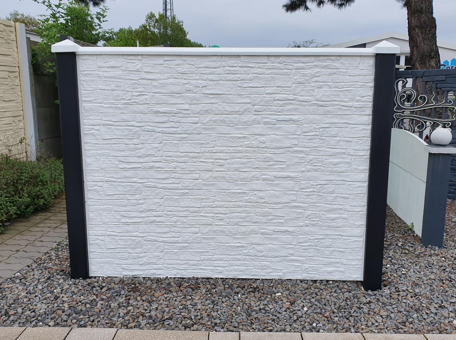 https://cdn.warentuin.nl/media/catalog/product/D/R/DROP8715815504033_berton_nostalgiemotief_plaat_smal_wit_grijs_184_cm_tuindeco_9cf2.jpg